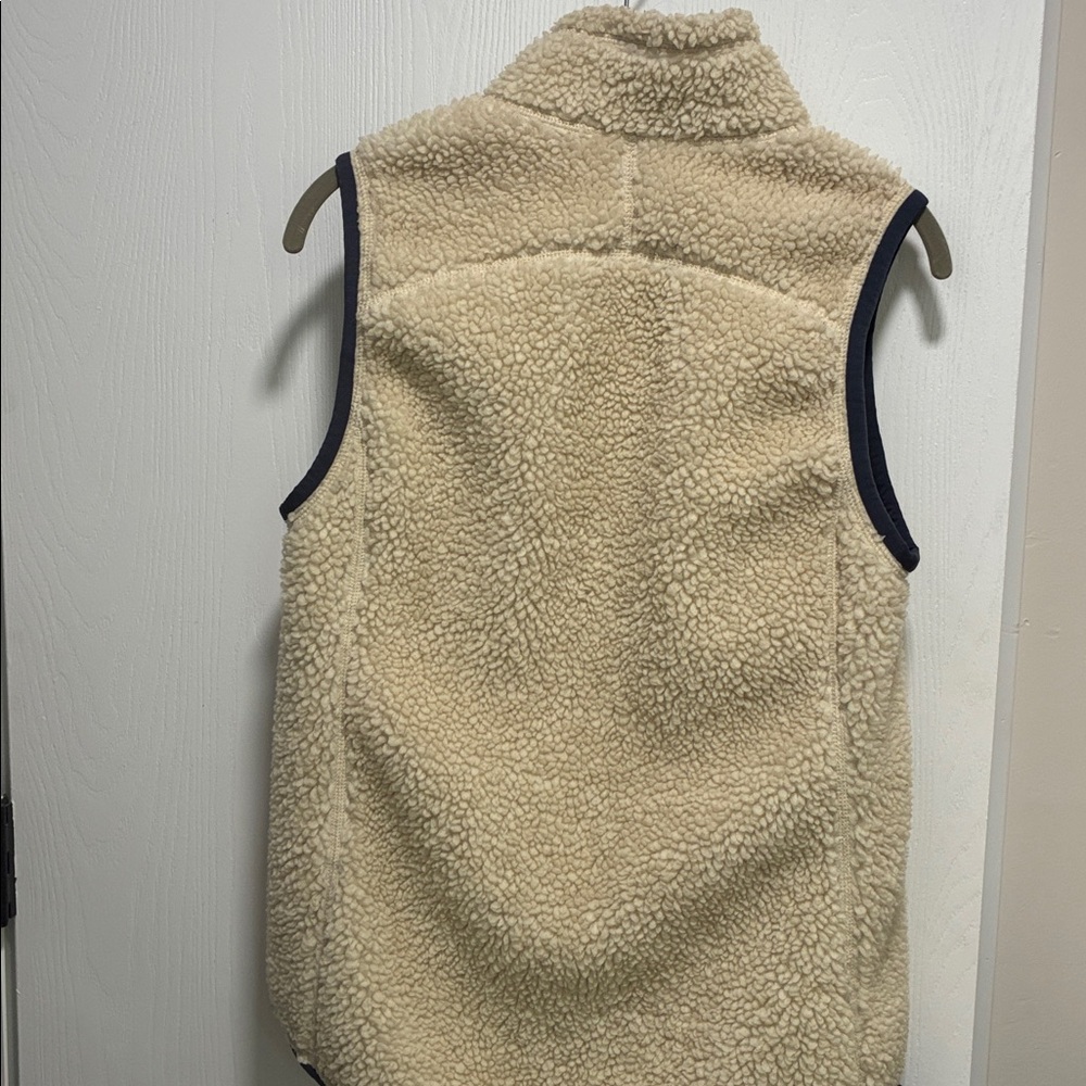 L.L. Bean Beige Sherpa Woman’s Vest with Navy Accents - Picture 6 of 10